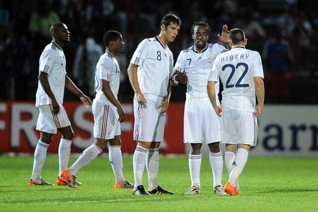 Yoann GOURCUFF (Mitte) - Sydney GOVOU (2.v.re.) - Franck RIBERY (re., alle FRA) - xAnthonyxBibardxFEPx  Frankreich - China