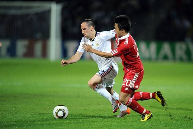 Bai LEI (CHN, re.) gegen Franck RIBERY (FRA) - xAnthonyxBibardxFEPx  Frankreich - China