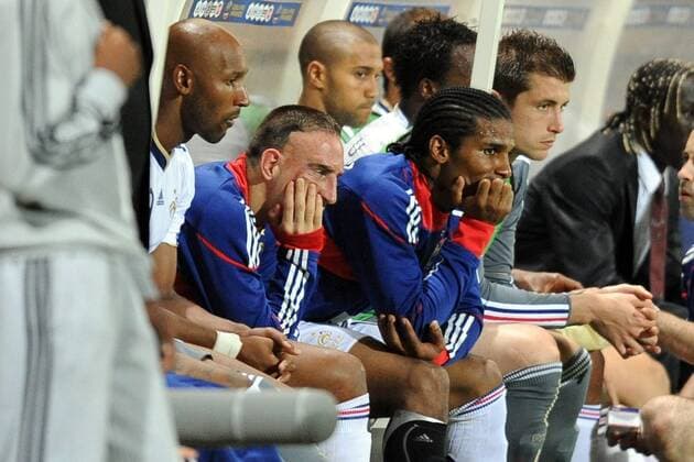 Franck RIBERY (2.v-.li.) und Florent MALOUDA (re., beide FRA) - xAnthonyxBibardxFEPx  Frankreich - China