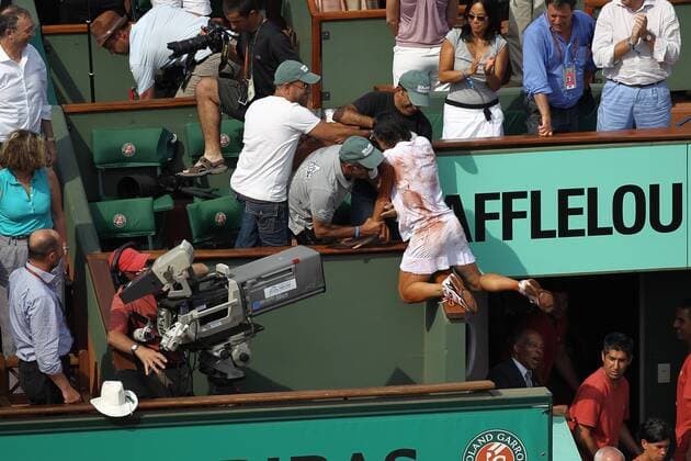 Francesca Schiavone, ITA, climbing up to her clan after the final of 2010 Tennis French Open in Paris at Roland Garros, 05 06 2010 - o0 Sieg