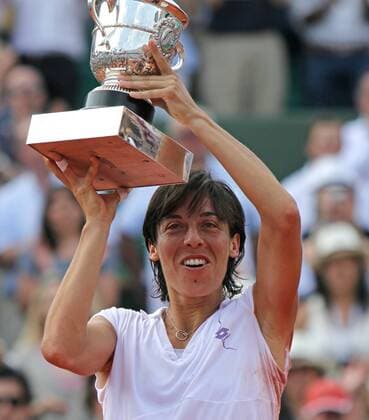 Italian Francesca Schiavone holds the championship trophy after winning her French Open womens final match at Roland Garros in Paris on June 5, 2010.  PAR20100605708 o0 Sieg Freude Jubel Trophäe Objekte Pokal