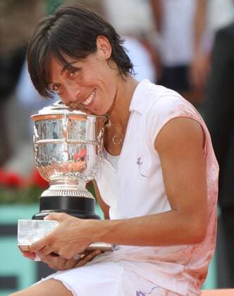 Italian Francesca Schiavone holds the championship trophy after winning her French Open womens final match at Roland Garros in Paris on June 5, 2010.  PAR20100605712 o0 Sieg Freude Jubel Trophäe Objekte Pokal