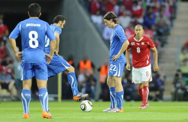 Genf, Schweiz (rot) - Italien (blau), Enttäuschung Italiens, Gökhan Inler (Schweiz, hi.) 