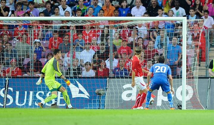 Genf, Schweiz (rot) - Italien (blau), Torwart Diego Benaglio (Schweiz) kassiert ein Gegentor  o0 Tor, Treffer