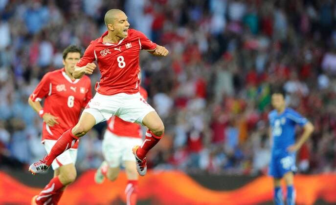 Genf, Schweiz (rot) - Italien (blau), : Gökhan Inler (Schweiz) 1-0  o0 Jubel, Freude