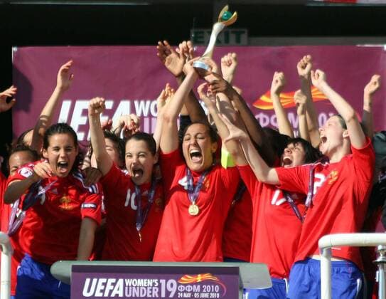 05.06.2010 Skopje, France vs. England, women s U19 European football championship final: France players celebrate with European champions trophy Puline Crammer(L),Solene Barbance(2L) ,Kelly Gadea(3L),Rose Lavaud(4L) and Anaig Butel(r) -  o0 Jubel Freude Sieg, Sieger,