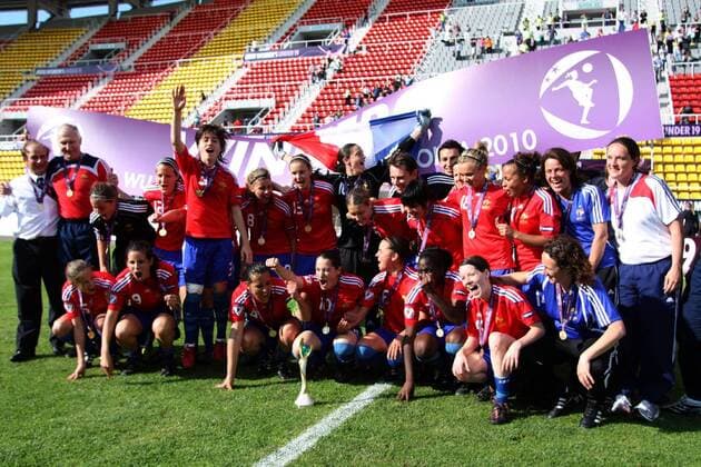 05.06.2010 Skopje, France vs. England, women s U19 European football championship final: France U19 women s football team with European champions trophy.From left to right up:Gerard Capello ( chief delegation),Jean-Michel Degrange (2L) head coach,Solene Chauvet,Melissa Godart,Caroline La Villa,Camille Catala,Cindy Barthet,Leatitia Philippe,Adeline Rousseau,Rose Lavaud,Marion Torrent,Ines Jaurena,Sandrine Roux(goalkeeper coach) Down:Amelie Barbetta,Pauline Crammer,Kelly Gadea,Solene Barbance,Lea Rubio,Marina Makanza,Anaig Buttel and Lydie Charrier(r) assistant coach -  o0 Jubel Freude Totale Sieg, Sieger,