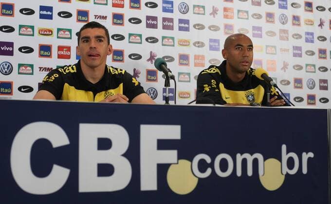 Lucio (li.) und Luisao (beide Brasilien) - Johannesburg x(3)xCaetanoxBarreirax xFotoarenax  (790) o0 Schriftzg CBF Verband
