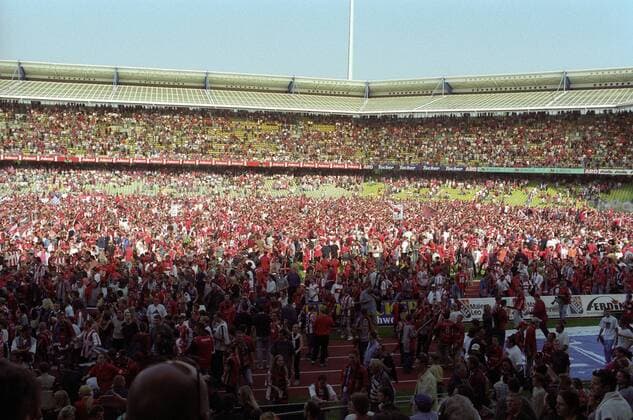 Zuschauermassen auf dem Platz des Frankenstadions, Aufsteiger Nürnberg feiert zum Ende der Saison 2000 2001 die Rückkehr ins Oberhaus - DEUTSCHSPRACHIGE SPORTZEITSCHRIFTEN UND -ZEITUNGEN NUR NACH RÜCKSPRACHE Fußball 2. BL Herren Saison 2000 2001, 1. FC Nürnberg - FC St. Pauli 1:2 Totale Nürnberg Freude,