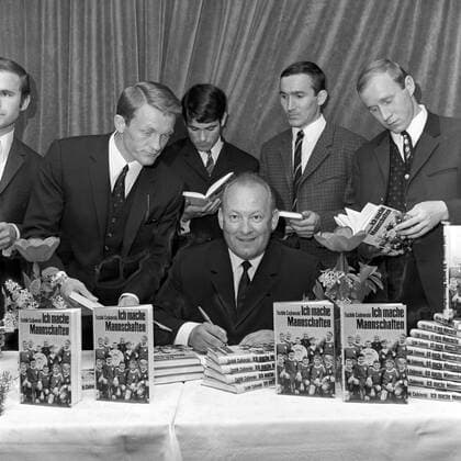 Trainer Zlatko Tschik Cajkovski (vorn li.) stellt sein Buch Ich mache Mannschaften vor, dahinter v. li.: Werner Olk, Rudolf Nafziger, Rainer Ohlhauser und Dieter Brenninger (alle Bayern) Fußball 1. BL Herren Saison 1966 1967, FC Bayern München, Pressetermin, Buch, Vorstellung, Buchvorstellung Gruppe Vsw