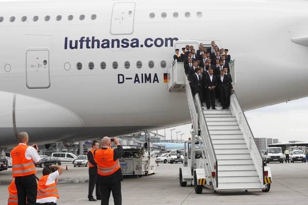 Abflug der deutschen Fussball Nationalmannschaft mit einem Airbus A380 zur WM am 06.06.2010 vom Flughafen Frankfurt Main
