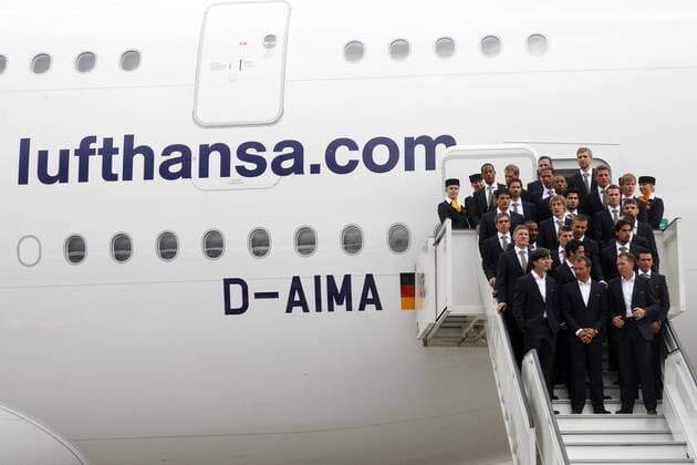 Abflug der deutschen Fussball Nationalmannschaft mit einem Airbus A380 zur WM am 06.06.2010 vom Flughafen Frankfurt Main