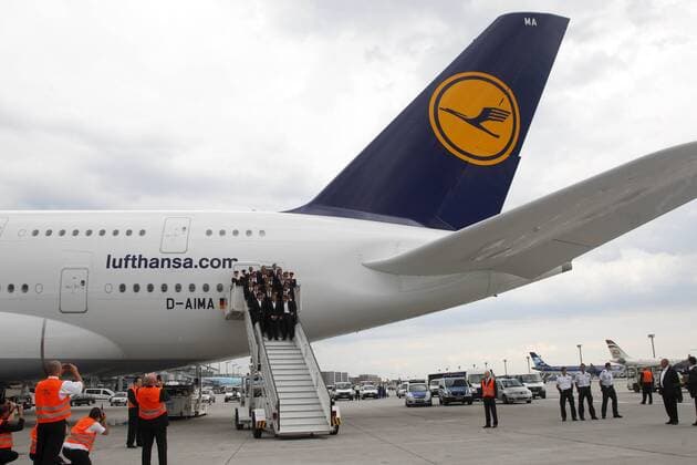 Abflug der deutschen Fussball Nationalmannschaft mit einem Airbus A380 zur WM am 06.06.2010 vom Flughafen Frankfurt Main