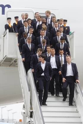 Abflug der deutschen Fussball Nationalmannschaft mit einem Airbus A380 zur WM am 06.06.2010 vom Flughafen Frankfurt Main