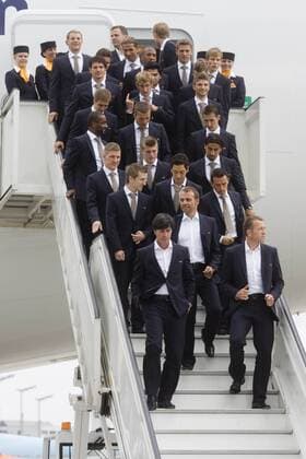 Abflug der deutschen Fussball Nationalmannschaft mit einem Airbus A380 zur WM am 06.06.2010 vom Flughafen Frankfurt Main
