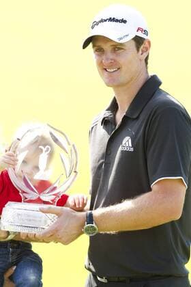 Justin Rose (England) and son Leo with the Memorial Tournament trophy after the final round of the Memorial Tournament held at Muirfield Village G.C. in Dublin, Ohio. Icon4391006068076 o0 Pokal Trophäe Objekte EDITORIAL USE ONLY
