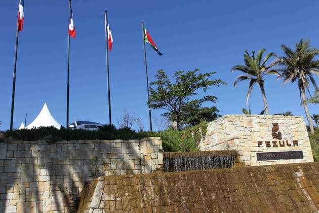 07.06.2010, Knysna Head - Das Pezula Resort, Quartier der französischen Nationalmannschaft für die WM 2010 in Südafrika. - EddyLEMAISTRE  o0 Logo Emblem Landschaft Palmen Pflanzen Totale Fahne Nationalfahne Objekte