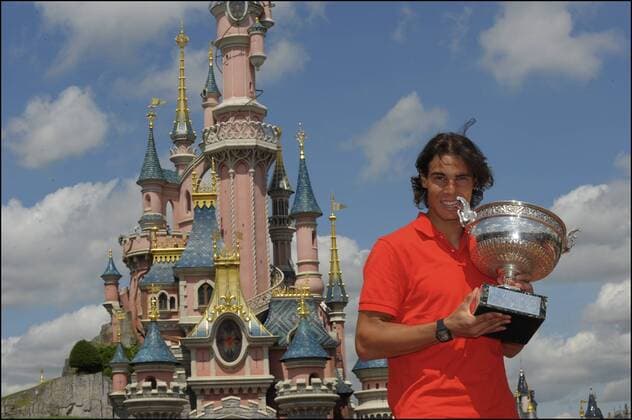 Tennis: Roland Garros 2010 - 07.06.2010 - Rafael Nadal (ESP) mit der Trophäe im EuroDisney Resort Paris. - JBAutissier  o0 Sieg Fotoshooting Pokal Schloß