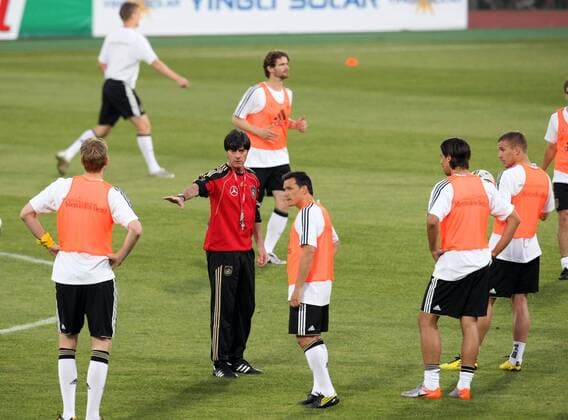07.06.2010, Fußball-WM 2010, 1.Training der Deutschen Nationalmannschaft im Lucas Moripe Stadium in Atteridgeville Pretoria. Bundestrainer Joachim Löw (mitte, Deutschland) mit Piotr Trochowski (mitte re, Deutschland) und anderen Spielern. PUBLICATIONxONLYxINxGERxSUIxAUT o0 Trainer Nationaltrainer