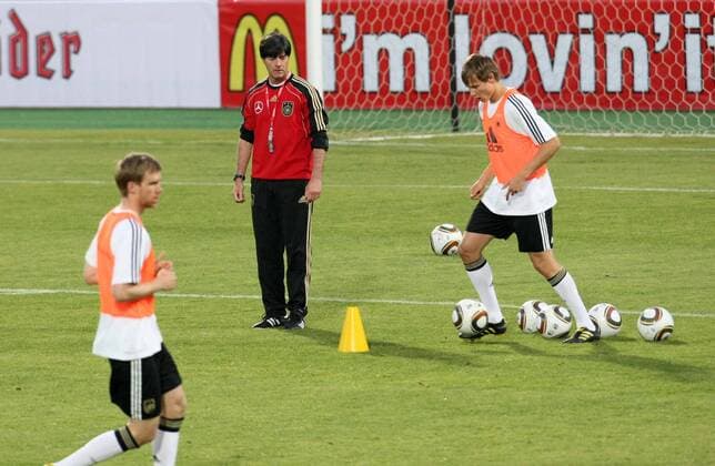 07.06.2010, Fußball-WM 2010, 1.Training der Deutschen Nationalmannschaft im Lucas Moripe Stadium in Atteridgeville Pretoria. Bundestrainer Joachim Löw (mitte, Deutschland) mit Holger Badstuber (re, Deutschland). PUBLICATIONxONLYxINxGERxSUIxAUT o0 Trainer Nationaltrainer