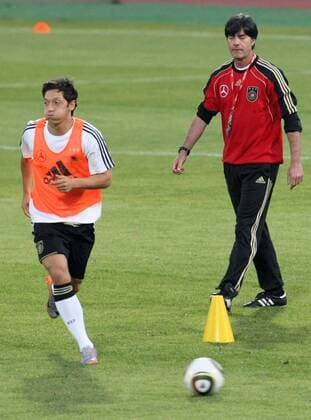 07.06.2010, Fußball-WM 2010, 1.Training der Deutschen Nationalmannschaft im Lucas Moripe Stadium in Atteridgeville Pretoria. Bundestrainer Joachim Löw (re, Deutschland) mit Mesut Özil (li, Deutschland). PUBLICATIONxONLYxINxGERxSUIxAUT o0 Trainer Nationaltrainer
