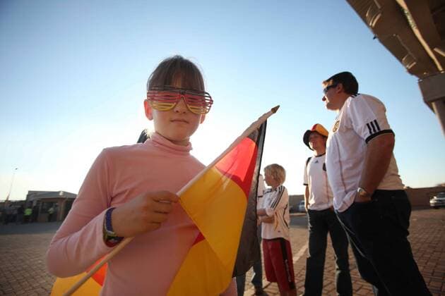 07.06.2010, Fußball-WM 2010, 1.Training der Deutschen Nationalmannschaft im Lucas Moripe Stadium in Atteridgeville Pretoria. Deutsche Fans mit lustiger Brille im Stadion. PUBLICATIONxONLYxINxGERxSUIxAUT o0 weibliche Zuschauer Mädchen Kinder Fanbrille Objekte Fahne Nationalfahne Deutschlandfahne
