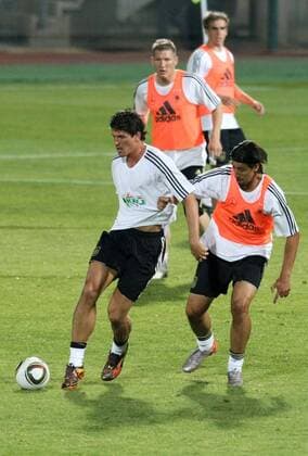 07.06.2010, Fußball-WM 2010, 1.Training der Deutschen Nationalmannschaft im Lucas Moripe Stadium in Atteridgeville Pretoria. Mario Gomez (Deutschland, li.) und Sami Khedira (Deutschland) im Zweikampf. PUBLICATIONxONLYxINxGERxSUIxAUT