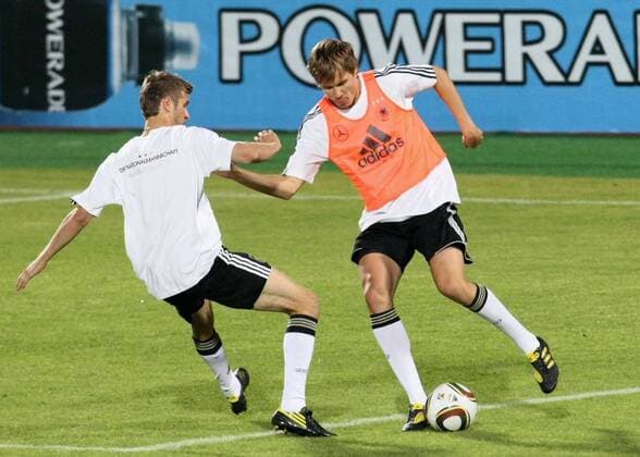 07.06.2010, Fußball-WM 2010, 1.Training der Deutschen Nationalmannschaft im Lucas Moripe Stadium in Atteridgeville Pretoria. Thomas Müller (li, Deutschland) gegen Holger Badstuber (Deutschland). PUBLICATIONxONLYxINxGERxSUIxAUT o0 Werbebande Bande Werbung Sponsor Wirtschaft Powerade