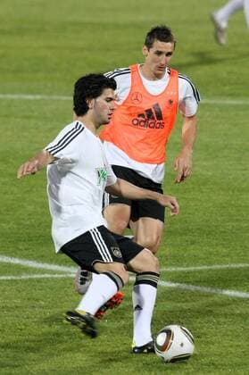 07.06.2010, Fußball-WM 2010, 1.Training der Deutschen Nationalmannschaft im Lucas Moripe Stadium in Atteridgeville Pretoria. Serdar Tasci (li, Deutschland) gegen Miroslav Klose (Deutschland). PUBLICATIONxONLYxINxGERxSUIxAUT