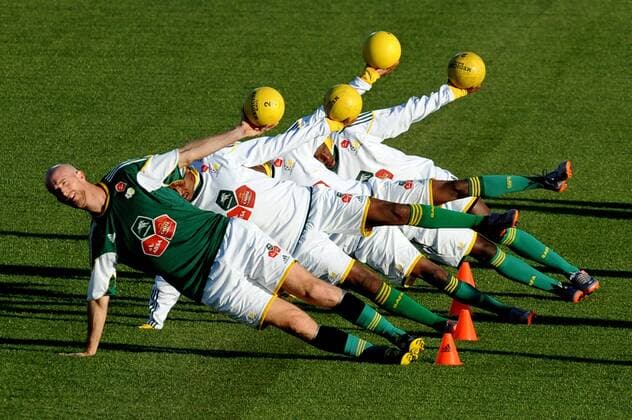 Bafana Bafana training session JOHANNESBURG, SOUTH AFRICA - JUNE 07, Matthew Booth of South Africa does stretching exercises with his team mates during the South African National soccer team training session at Sturrock Park on June 07, 2010 in Johannesburg, South Africa. Gallo788780 o0 Trainingsmethodik Kraftübung