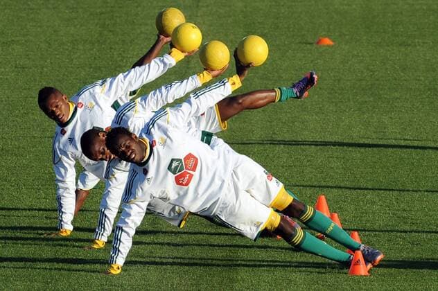 Bafana Bafana training session JOHANNESBURG, SOUTH AFRICA - JUNE 07, R-L: Bongani Khumalo, Surprise Moriri and Kagisho Dikgcoi of South Africa doing stretching exercises during the South African National soccer team training session at Sturrock Park on June 07, 2010 in Johannesburg, South Africa. Gallo788782 o0 Trainingsmethodik Kraftübung
