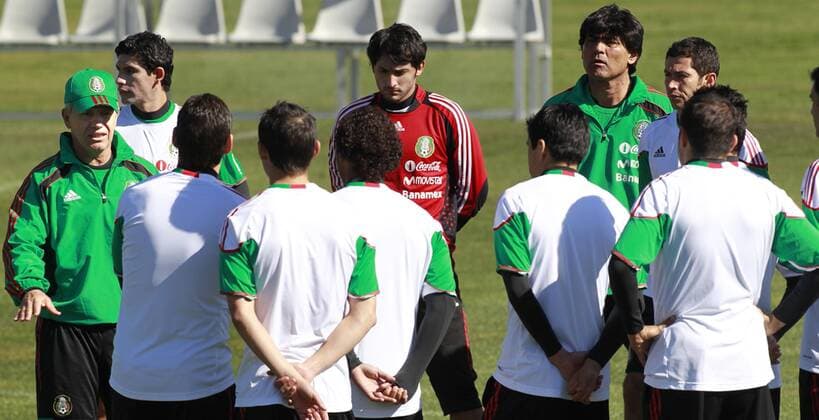 Jun 07, 2010 - Johannesburg - The coach JAVIER AGUIRRE (L) directs a training session of the Mexican World Cup squad in the field of the Waterstones College. ---  - ZUMAu78 o0 Nationaltrainer Totale Mannschaftsbesprechung