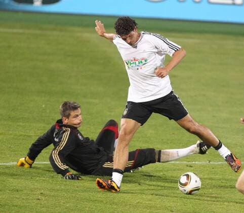07.06.2010, Attendgeville - DFB Nationalteam - Training Deutschland - Mario Gomez (R), Hans Jörg Butt