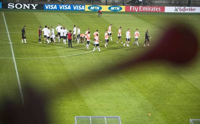 07.06.2010, Atteridgeville - Training Deutschland o0 Perspektive Durchblick Vuvuzela Tröte Fantröte Totale