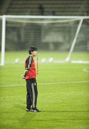 Bundestrainer Joachim LÖW (GER) ganze Figur, Ganzkörper, mit Pfeife im Mund, Öffentliches Training der deutschen Fussball Nationalmannschaft im Super Stadium in Atteridgeville am 07.06.2010. o0 Trainer Nationaltrainer