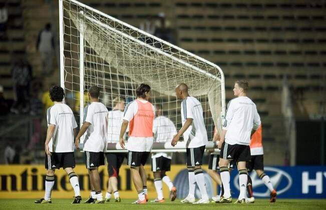 die Spieler tragen ein Fussballtor , r. Marcell JANSEN, Allgemein, Feature, Öffentliches Training der deutschen Fussball Nationalmannschaft im Super Stadium in Atteridgeville am 07.06.2010. o0 Equipment Objekte