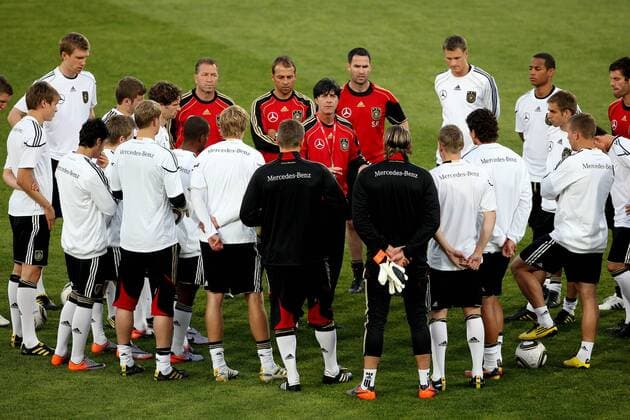 FUSSBALL - FIFA WM 2010, Training GER ATTERIDGEVILLE, Vorberichte, Vorbereitung, Training Nationalmannschaft Deutschland. Bild zeigt Bundestrainer Joachim Loew (GER, Mitte) und die Mannschaft. 