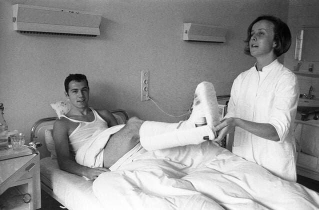 Franz Beckenbauer (Deutschland FC Bayern München) mit Gips im Krankenhausbett Fußball 1. BL Herren Saison 1967 1968, FC Bayern München Gruppe