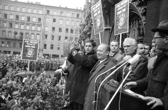 Gerd Müller (li.) und Trainer Zlatko Tschik Cajkovski präsentieren den Pokal auf dem Münchner Rathausbalkon, der FC Bayern München ist Europapokalsieger der Pokalsieger der Saison 1966 1967 Fußball EC 2 Herren Europapokal der Pokalsieger 1966 1967, FC Bayern München, Empfang, Rathaus, Balkon, Rathausplatz Gruppe München Freude,