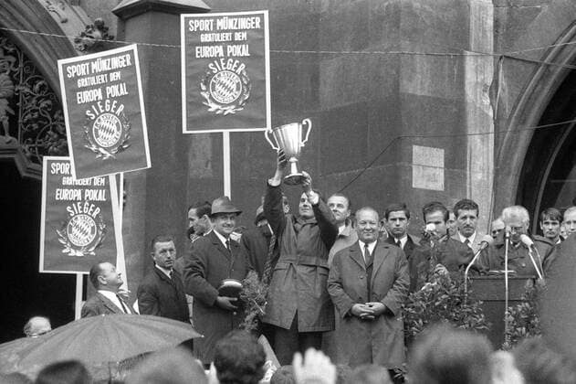 Franz Beckenbauer präsentiert neben Trainer Zlatko Tschik Cajkovski und Gerd Müller den Pokal auf dem Münchner Rathausbalkon, der FC Bayern München ist Europapokalsieger der Pokalsieger der Saison 1966 1967 Fußball EC 2 Herren Europapokal der Pokalsieger 1966 1967, FC Bayern München, Empfang, Rathaus, Balkon, Rathausplatz Totale München Freude,
