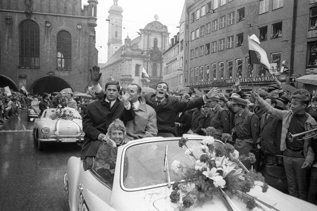 FC Bayern München feiert den Sieg des Europapokals der Pokalsieger der Saison 1966 1967 mit einem Autokorso, im Cabrio Gerd Müller (li.) und Franz Roth (re.) Fußball EC 2 Herren Europapokal der Pokalsieger 1966 1967, FC Bayern München, Empfang, Ankunft, Korso, Autokorso Gruppe München Freude, Begeisterung,