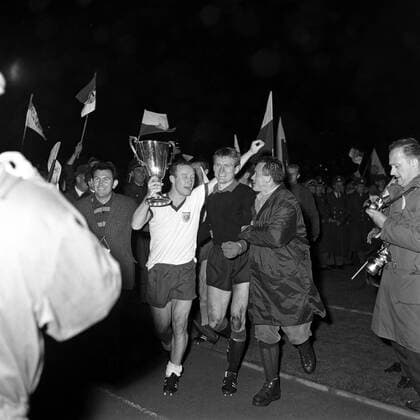 Dieter Brenninger (Mitte li.) und Torwart Sepp Maier präsentieren den Pokal, der FC Bayern München gewinnt den Europapokal der Pokalsieger der Saison 1966 1967 Fußball EC 2 Herren Europapokal der Pokalsieger 1966 1967, Finale, FC Bayern München, Jubel, Sieg, Feier Europapokalsieg Gruppe Nürnberg Freude, Begeisterung,