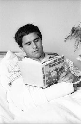Gerd Müller (Deutschland FC Bayern München) liegt mit Armbruch im Krankenhaus in Seefeld und liest das Buch Ich mache Mannschaften seines Trainers Zlatko Tschik Cajkovski Fußball 1. BL Herren Saison 1966 1967, FC Bayern München, Gruppe Seefeld
