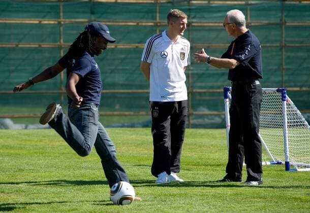Akademie Mitglied Franz BECKENBAUER (GER, rechts) spricht mit Bastian SCHWEINSTEIGER (Deutschland) und trainiert mit Kindern vom Laureus Projekt Sports for all aus Suedafrika. Laureus meets Nationalmannschaft -Kindertraining. Training der Deutschen Fussball Nationalmannschaft in Erasmia Centurion, 09.06.2010. FIFA - Fussball Weltmeisterschaft 2010 in Suedafrika