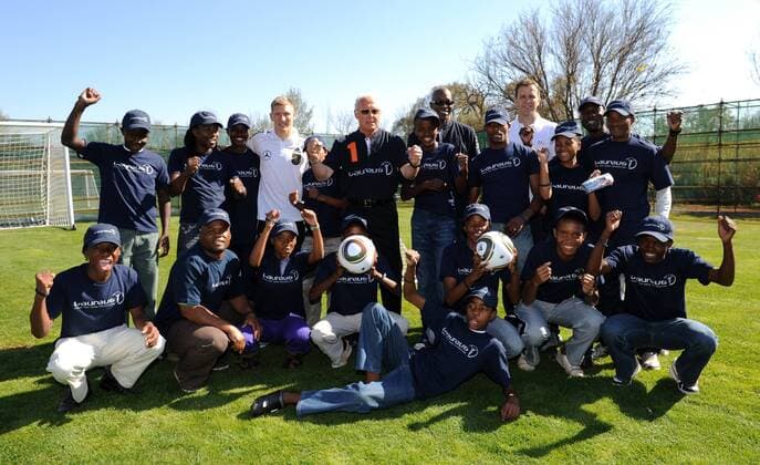 Teamfoto mit Franz BECKENBAUER (GER, hinten mitte), Bastian SCHWEINSTEIGER (4.v.l.Deutschland), Oliver BIERHOFF 3.v.r.(Deutschland Teammanager Nationalmannschaft) und Edwin MOSES (USA, 4.v.r.). Laureus meets Nationalmannschaft -Kindertraining. Training der Deutschen Fussball Nationalmannschaft in Erasmia Centurion, 09.06.2010. FIFA - Fussball Weltmeisterschaft 2010 in Suedafrika