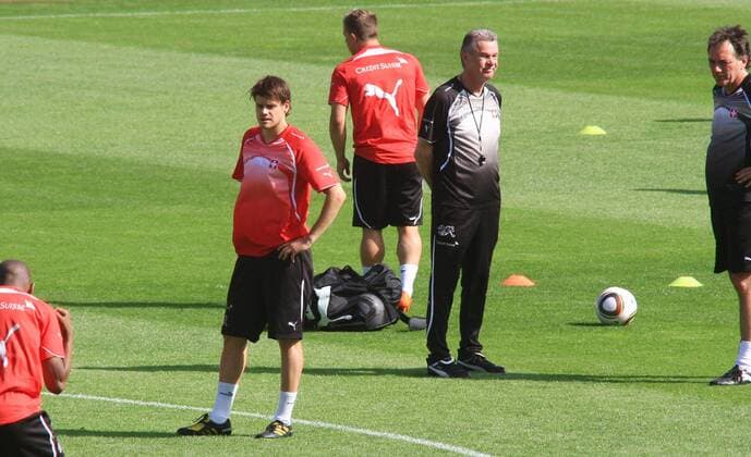 Fussball Abschlusstraining der Schweizer Nationalmannschaft im Stadion Letzigrund Zürich . Im Bild: Tranquillo Barnetta (L) und Nationaltrainer Ottmar Hitzfeld (beide Schweiz) 