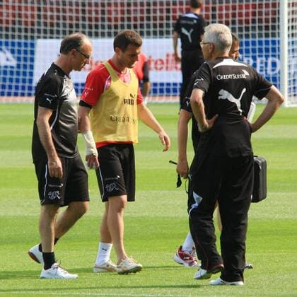 Fussball Abschlusstraining der Schweizer Nationalmannschaft im Stadion Letzigrund Zürich . Verletzung im Abschlusstraining von Alexander Frei Im Bild; Alexander Frei (2L) mit den Ärzten 