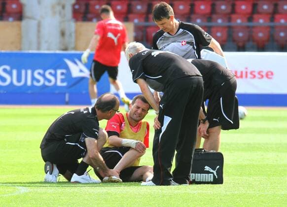Alexander Frei verletzte sich beim Abschlusstraining der Schweizer Fussball Nationalmannschaft im Stadion Letzigrund Zuerich., 9.Juni 2010 