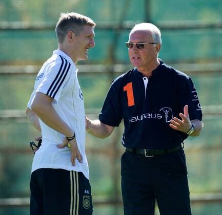 Academy Member Franz BECKENBAUER (R) und Bastian Schweinsteiger (GER) - Laureus meets Nationalmannschaft -Kindertraining. Training der Deutschen Fussball Nationalmannschaft in Erasmia Centurion