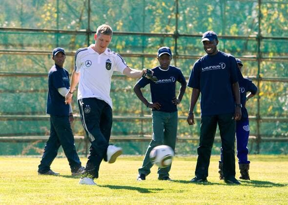 Bastian Schweinsteiger (GER, L) - Laureus meets Nationalmannschaft -Kindertraining. Training der Deutschen Fussball Nationalmannschaft in Erasmia Centurion